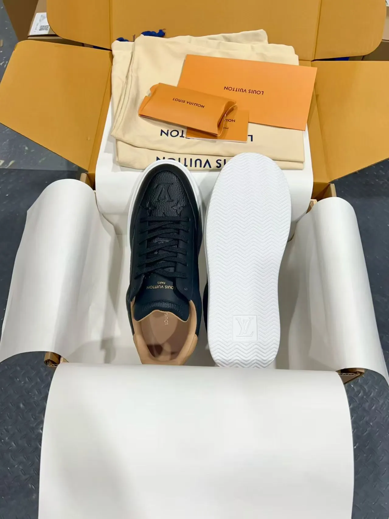 👟👟Ex-factory price 640👟👟 Vuitton Louis Vuitton Beⅴerly Hⅰll men's casual sports shoes white shoes —————————— Good looks and handsome feet, every color is huge and beautiful! A must-have item for fashionistas 🛍 Original custom-made embossed grained calfskin (not superfiber leather on the market, everyone needs to distinguish it!) symmetrical old pattern washed denim; all accessories and accessories are customized according to the original 1:1. Even the color matching of the shoelaces is customized 1:1. Original identical private model TPU outsole. Many clever little designs must have the original version to see that they are well done. The quality lies in the details! The original consistent chip tag can be directly entered into the LV official website 😏 Purchasing agent for ceiling level. Full set of Jingmei aircraft box packaging. Please look for our quality‼ ️ Please pay attention to distinguish the currency materials on the market! Code number: 37-45